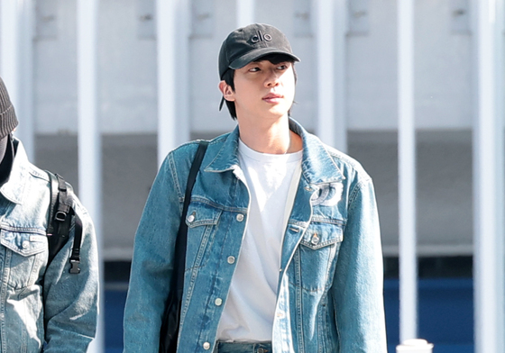 진, 청청으로 멋낸 공항 패션