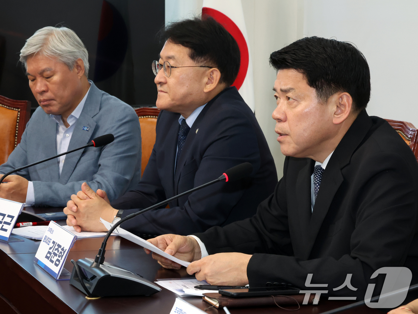 (서울=뉴스1) 황기선 기자 = 김준형 조국혁신당 원내대표가 23일 오전 서울 여의도 국회에서 열린 의원총회에서 모두발언을 하고 있다.   2026.6.23/뉴스1