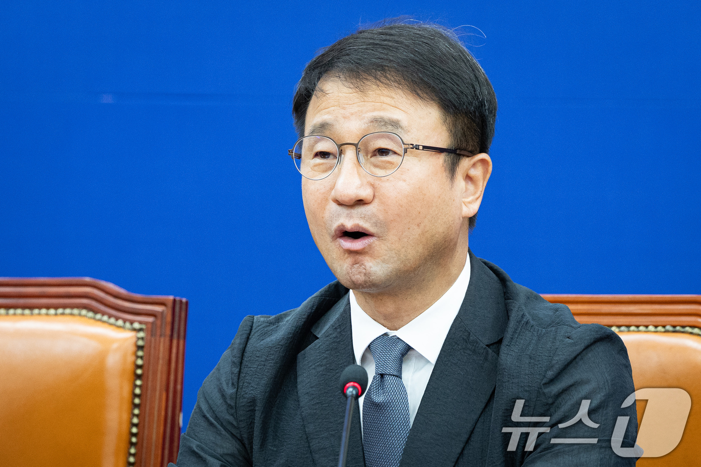 (서울=뉴스1) 유승관 기자 = 한병도 더불어민주당 원내대표가 23일 서울 여의도 국회에서 열린 원내대책회의에서 모두 발언을 하고 있다. 2026.6.23/뉴스1