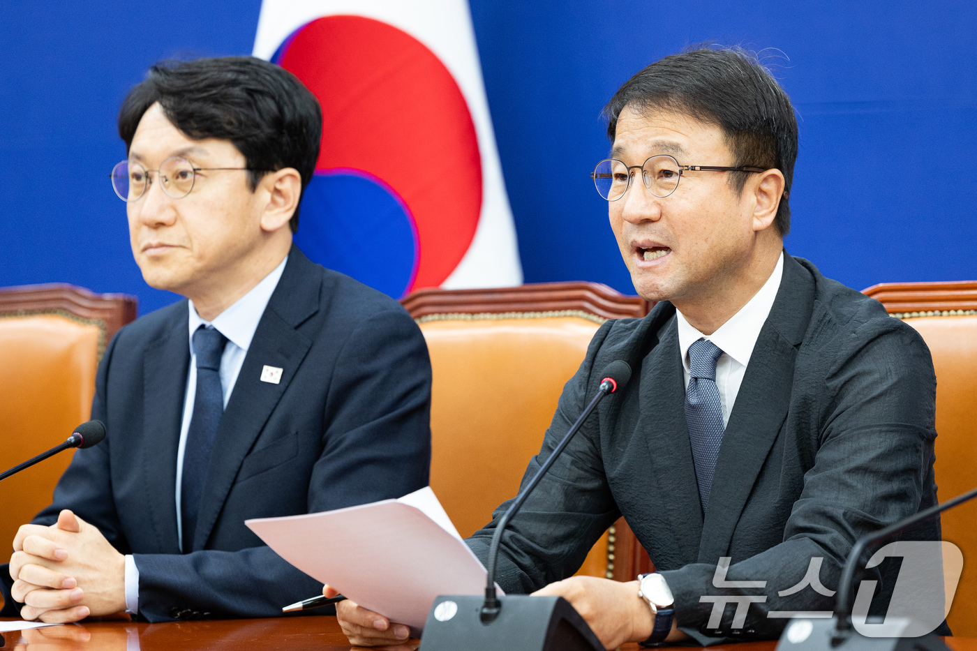 (서울=뉴스1) 유승관 기자 = 한병도 더불어민주당 원내대표가 23일 서울 여의도 국회에서 열린 원내대책회의에서 모두 발언을 하고 있다. 2026.6.23/뉴스1