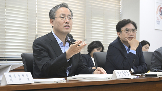 제3차 일자리 전담반 회의 주재하는 이형일 차관