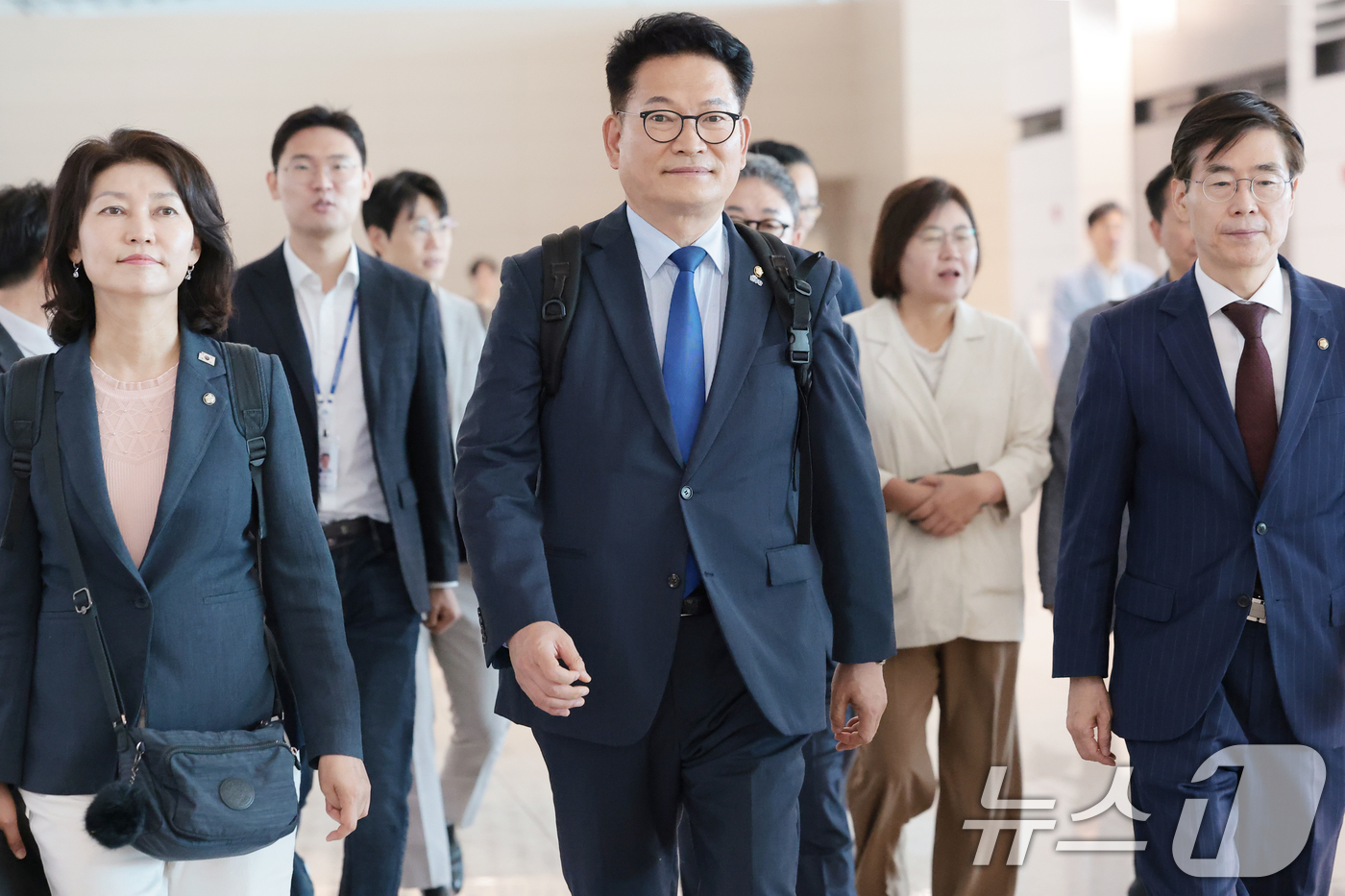 (인천공항=뉴스1) 권현진 기자 = 송영길 더불어민주당 의원이 국회의장 특사자격으로 23일 오전 인천공항을 통해 미국으로 출국하고 있다. 2026.6.23/뉴스1
