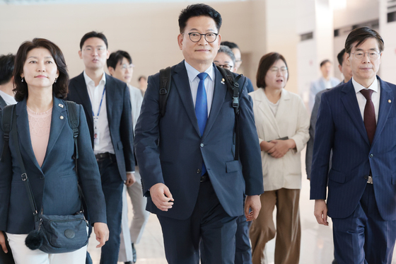 출국하는 송영길 의원