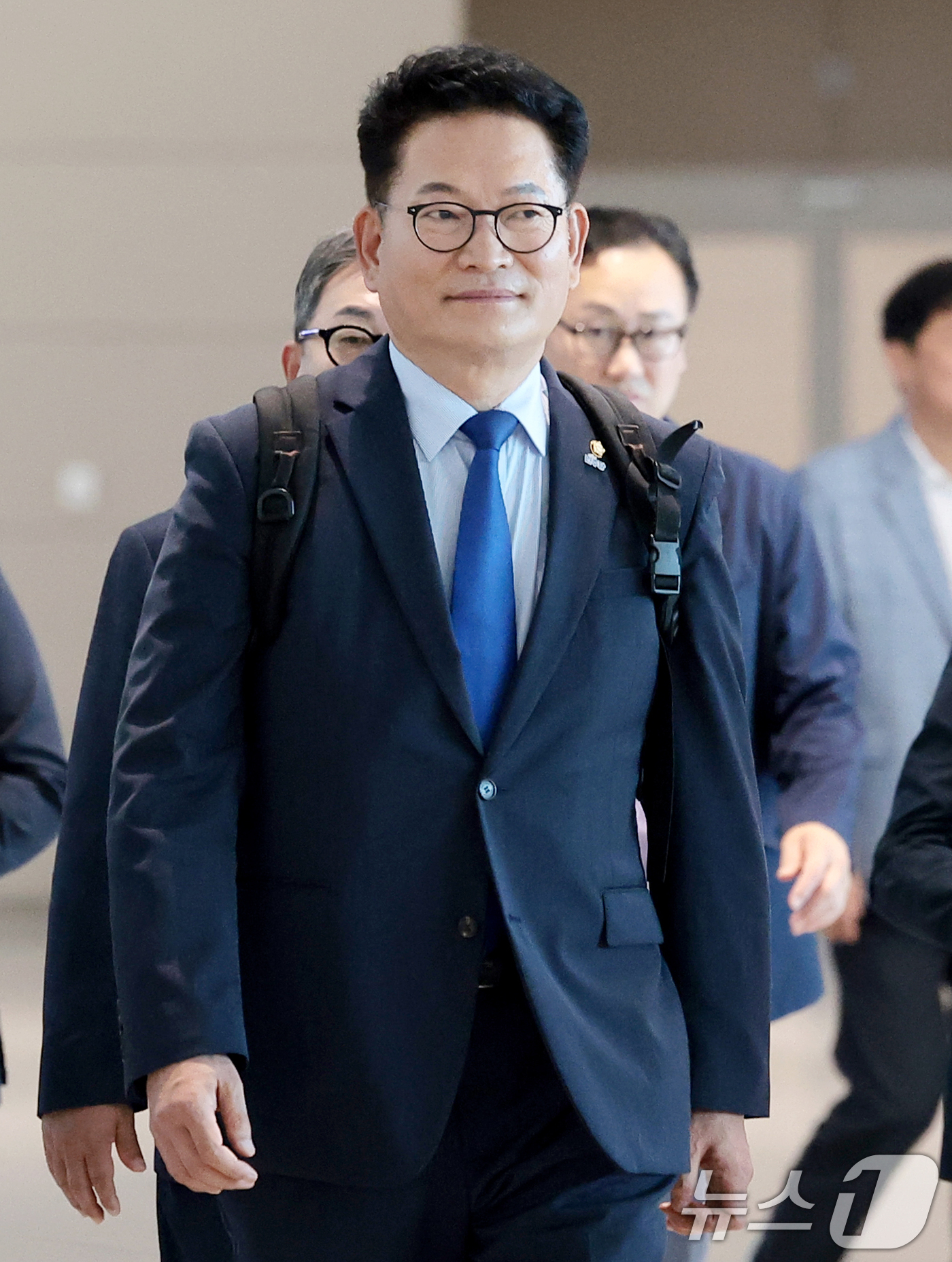 (인천공항=뉴스1) 권현진 기자 = 송영길 더불어민주당 의원이 국회의장 특사자격으로 23일 오전 인천공항을 통해 미국으로 출국하고 있다. 2026.6.23/뉴스1