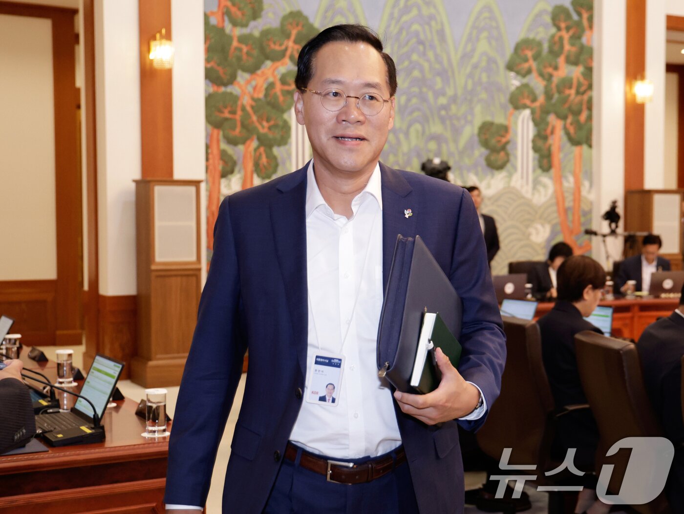 본문 이미지 - 한찬식 민정수석이 23일 청와대에서 열린 국무회의 겸 비상경제점검회의에 참석하고 있다. (청와대통신사진기자단) 2026.6.23 ⓒ 뉴스1 허경 기자