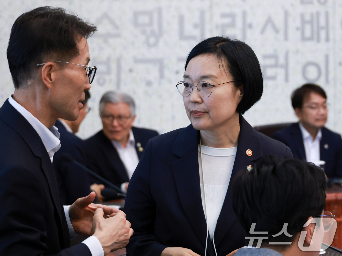 (서울=뉴스1) 허경 기자 = 한성숙 국무총리 후보자가 23일 청와대에서 열린 국무회의 겸 비상경제점검회의에서 김진오 저출산고령사회위부위원장과 대화하고 있다. (청와대통신사진기자단 …