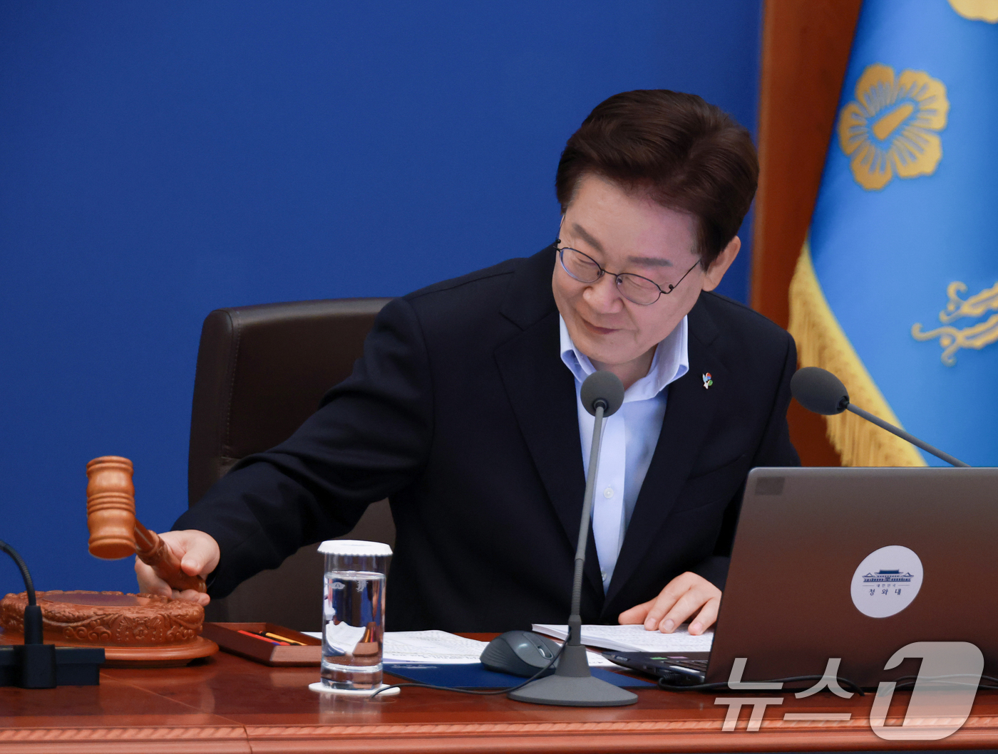 (서울=뉴스1) 허경 기자 = 이재명 대통령이 23일 청와대에서 열린 국무회의 겸 비상경제점검회의에서 의사봉을 두드리고 있다. (청와대통신사진기자단) 2026.6.23/뉴스1