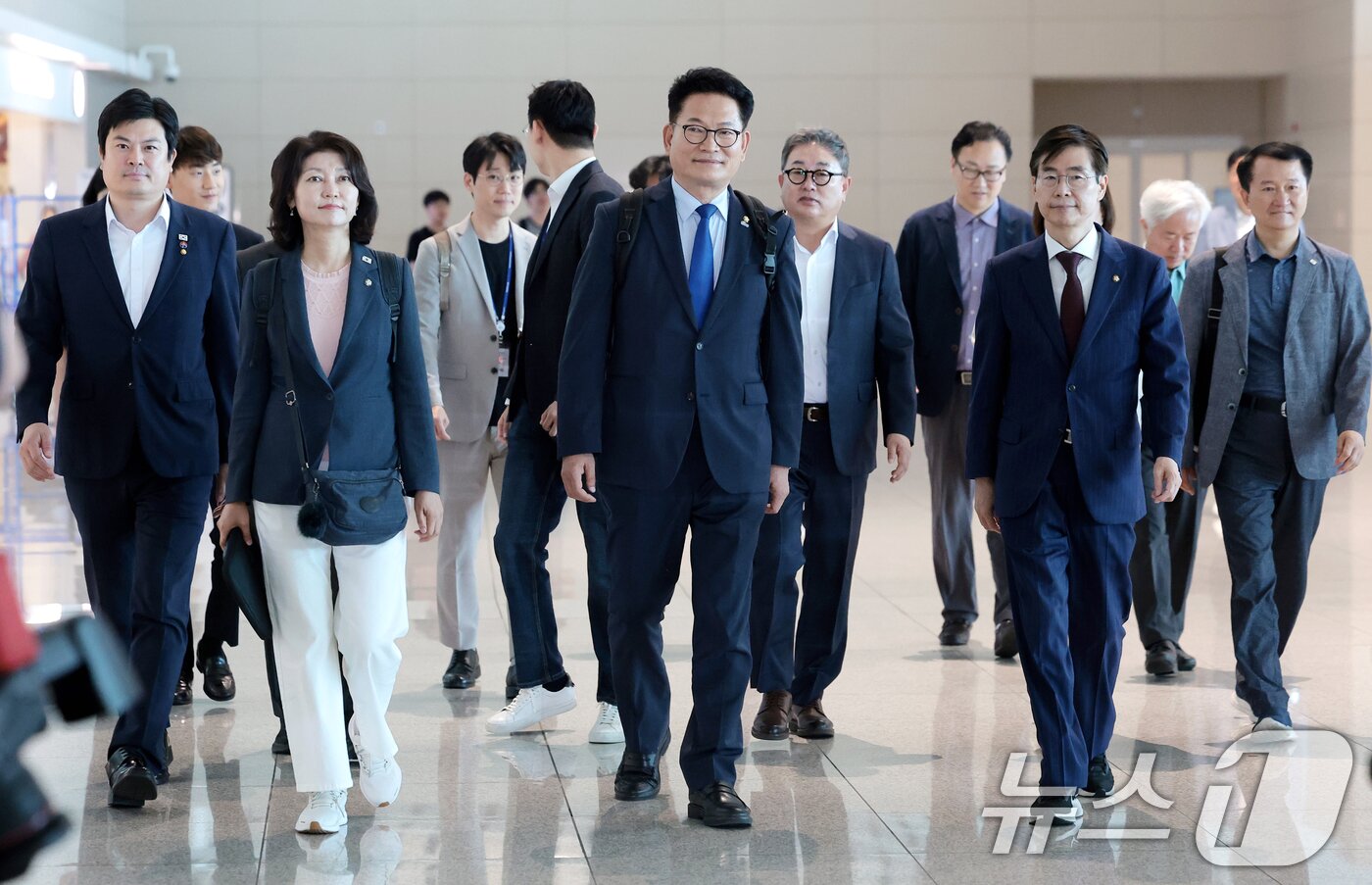 본문 이미지 - 송영길 더불어민주당 의원이 국회의장 특사자격으로 23일 오전 인천공항을 통해 미국으로 출국하고 있다. 2026.6.23 ⓒ 뉴스1 권현진 기자