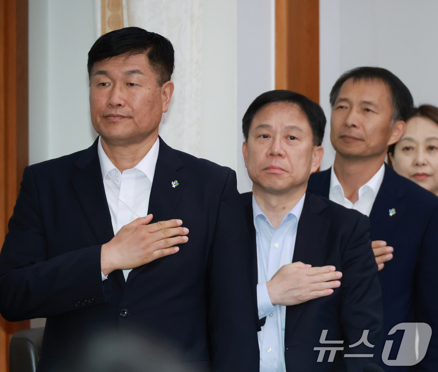 (서울=뉴스1) 허경 기자 = 강건작 국가안보실 제1차장(왼쪽부터), 임웅순 제2차장, 송기호 제3차장이 23일 청와대에서 열린 국무회의 겸 비상경제점검회의에서 국민의례를 하고 있 …