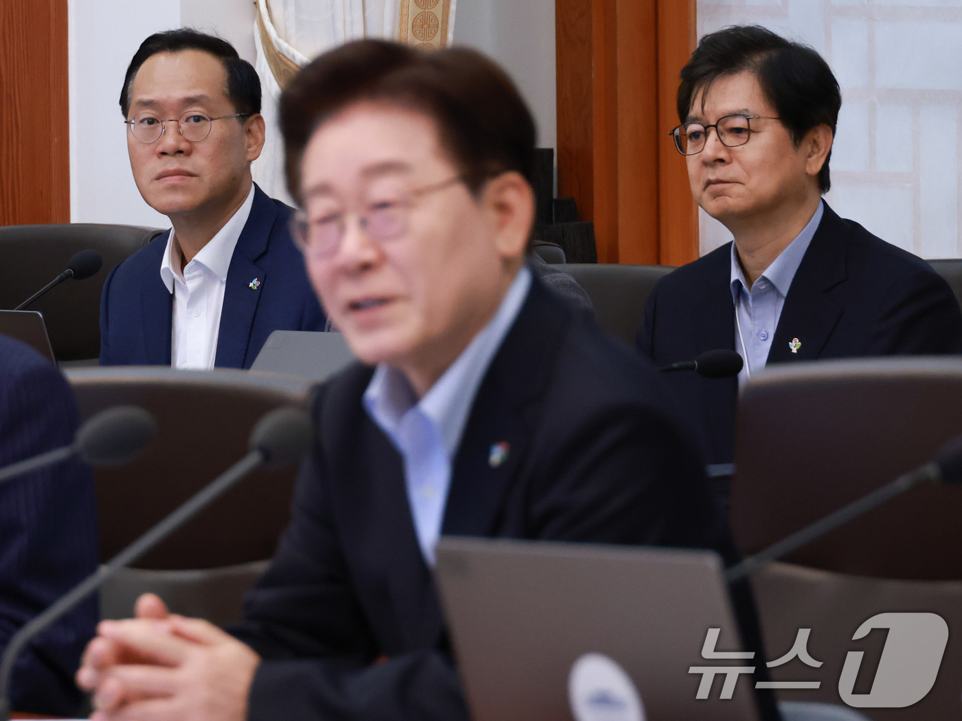 (서울=뉴스1) 허경 기자 = 한찬식 민정수석(뒷줄 왼쪽)과 성기홍 홍보소통수석이 23일 청와대에서 열린 국무회의 겸 비상경제점검회의에 참석해 이재명 대통령의 발언을 듣고 있다. …
