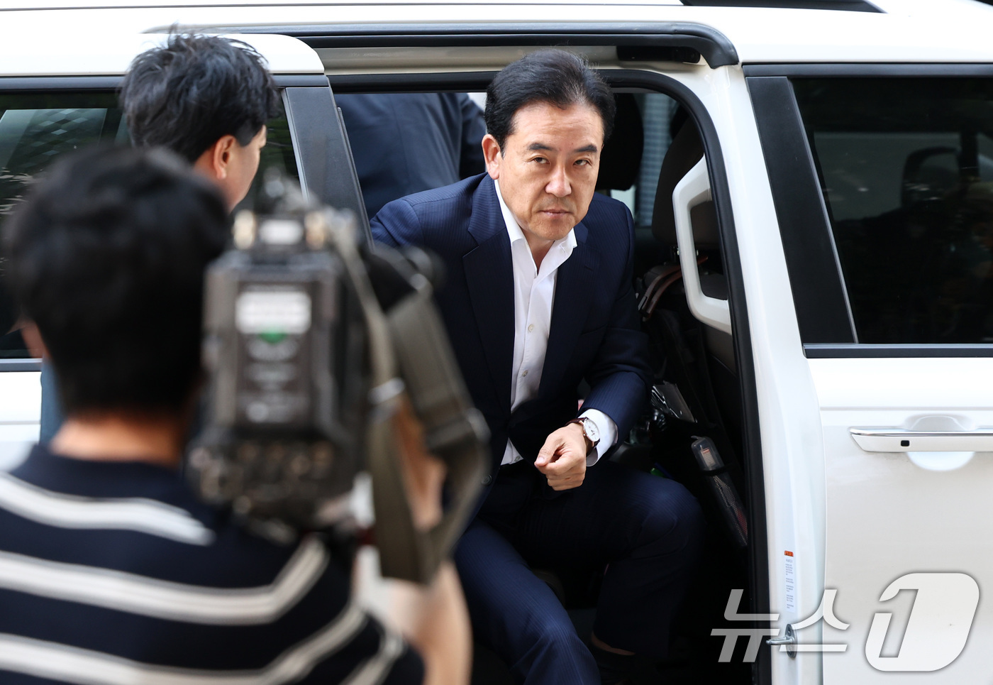 (과천=뉴스1) 최지환 기자 = 통일교 수사 무마 의혹을 받는 윤희근 전 경찰청장이 23일 오전 경기 과천 2차 종합특검 사무실로 피의자 신분으로 출석하고 있다. 2026.6.23 …
