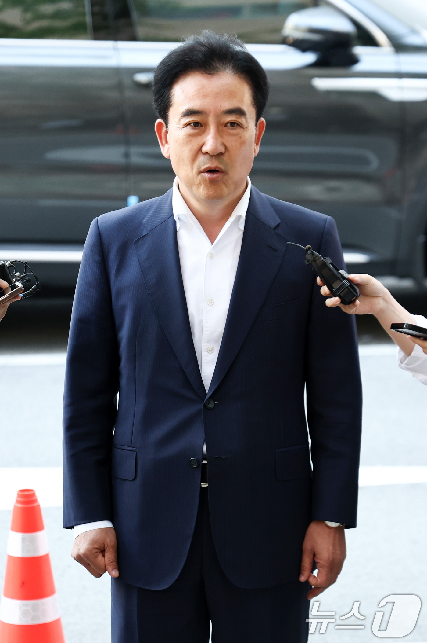 (과천=뉴스1) 최지환 기자 = 통일교 수사 무마 의혹을 받는 윤희근 전 경찰청장이 23일 오전 경기 과천 2차 종합특검 사무실로 피의자 신분으로 출석하고 있다. 2026.6.23 …