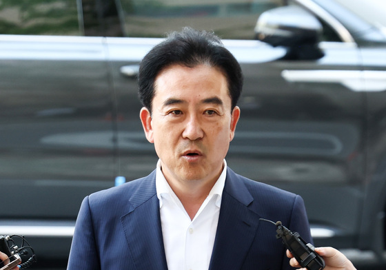 종합특검 출석하며 취재진 질문에 답변하는 윤희근 전 경찰청장