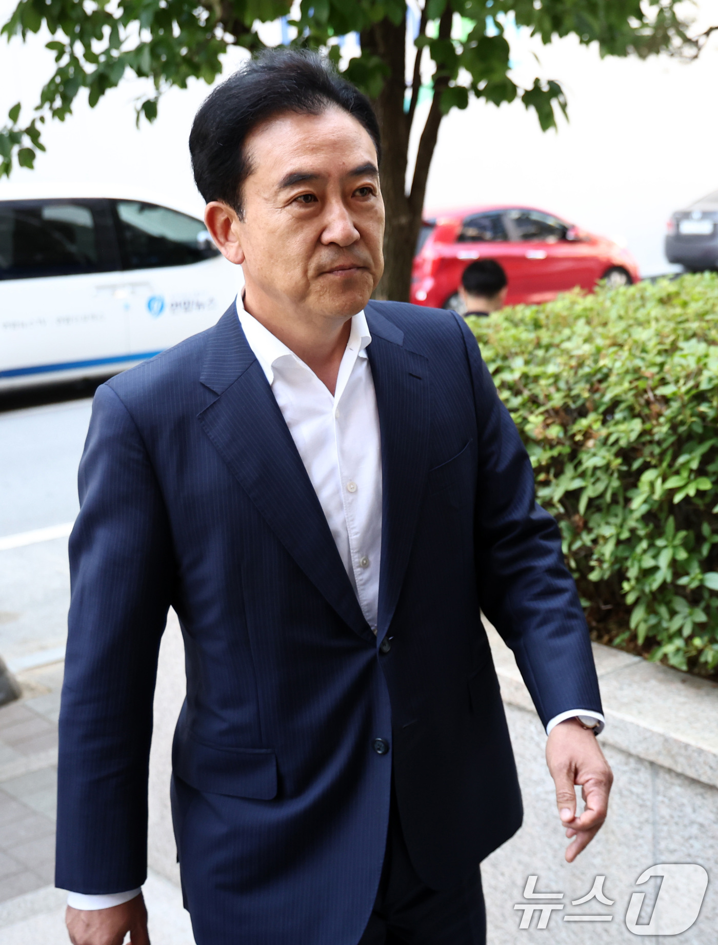 (과천=뉴스1) 최지환 기자 = 통일교 수사 무마 의혹을 받는 윤희근 전 경찰청장이 23일 오전 경기 과천 2차 종합특검 사무실로 피의자 신분으로 출석하고 있다. 2026.6.23 …