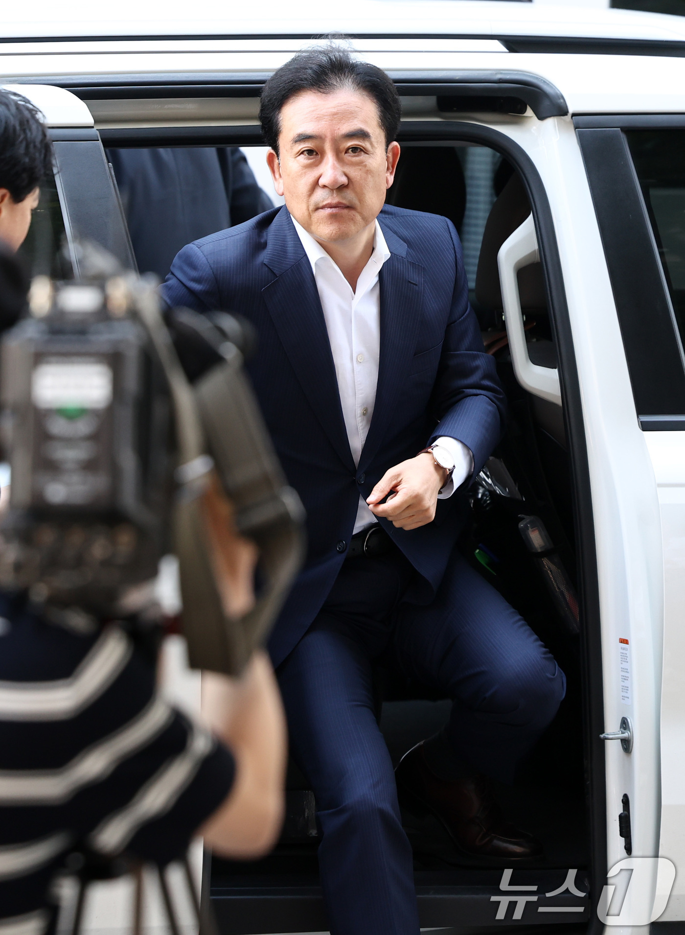 (과천=뉴스1) 최지환 기자 = 통일교 수사 무마 의혹을 받는 윤희근 전 경찰청장이 23일 오전 경기 과천 2차 종합특검 사무실로 피의자 신분으로 출석하고 있다. 2026.6.23 …