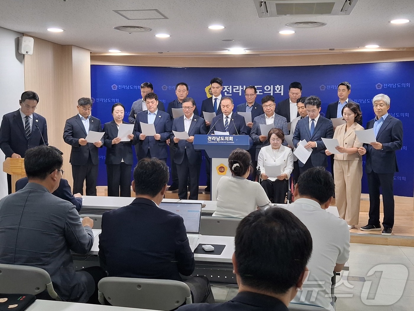 (무안=뉴스1) 전원 기자 = 김원이 더불어민주당 국회의원과 목포지역 당선인들이 23일 전남도의회 브리핑룸에서 민형배 전남광주통합특별시장 당선인의 청사 운영 방안에 대해 반발하는 …