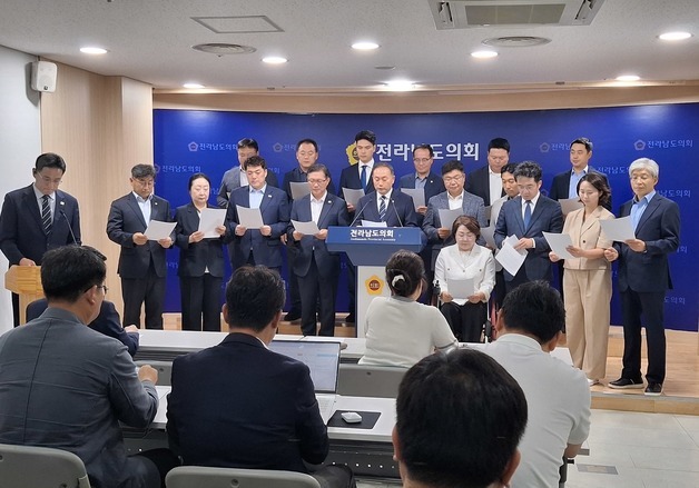 전남광주통합특별시장의 청사 운영 방안에 대해 반발