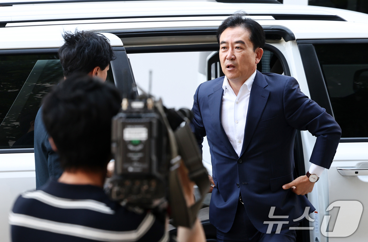 (과천=뉴스1) 최지환 기자 = 통일교 수사 무마 의혹을 받는 윤희근 전 경찰청장이 23일 오전 경기 과천 2차 종합특검 사무실로 피의자 신분으로 출석하고 있다. 2026.6.23 …