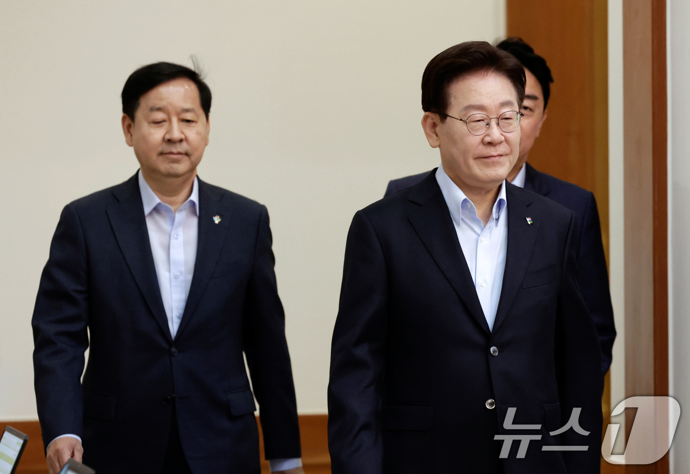 (서울=뉴스1) 허경 기자 = 이재명 대통령이 23일 청와대에서 열린 국무회의 겸 비상경제점검회의에 입장하고 있다. (청와대통신사진기자단) 2026.6.23/뉴스1