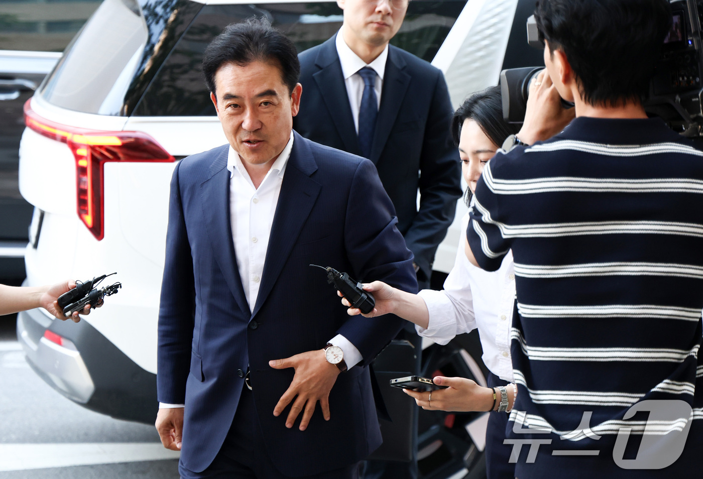 (과천=뉴스1) 최지환 기자 = 통일교 수사 무마 의혹을 받는 윤희근 전 경찰청장이 23일 오전 경기 과천 2차 종합특검 사무실로 피의자 신분으로 출석하고 있다. 2026.6.23 …