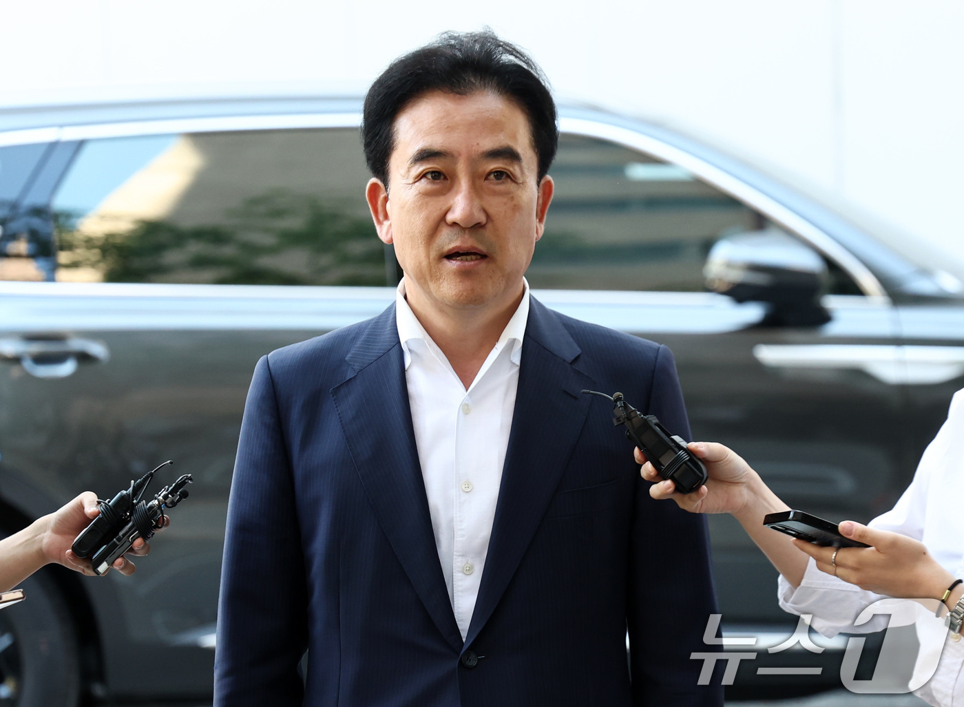 (과천=뉴스1) 최지환 기자 = 통일교 수사 무마 의혹을 받는 윤희근 전 경찰청장이 23일 오전 경기 과천 2차 종합특검 사무실로 피의자 신분으로 출석하며 취재진 질문에 답변하고 …