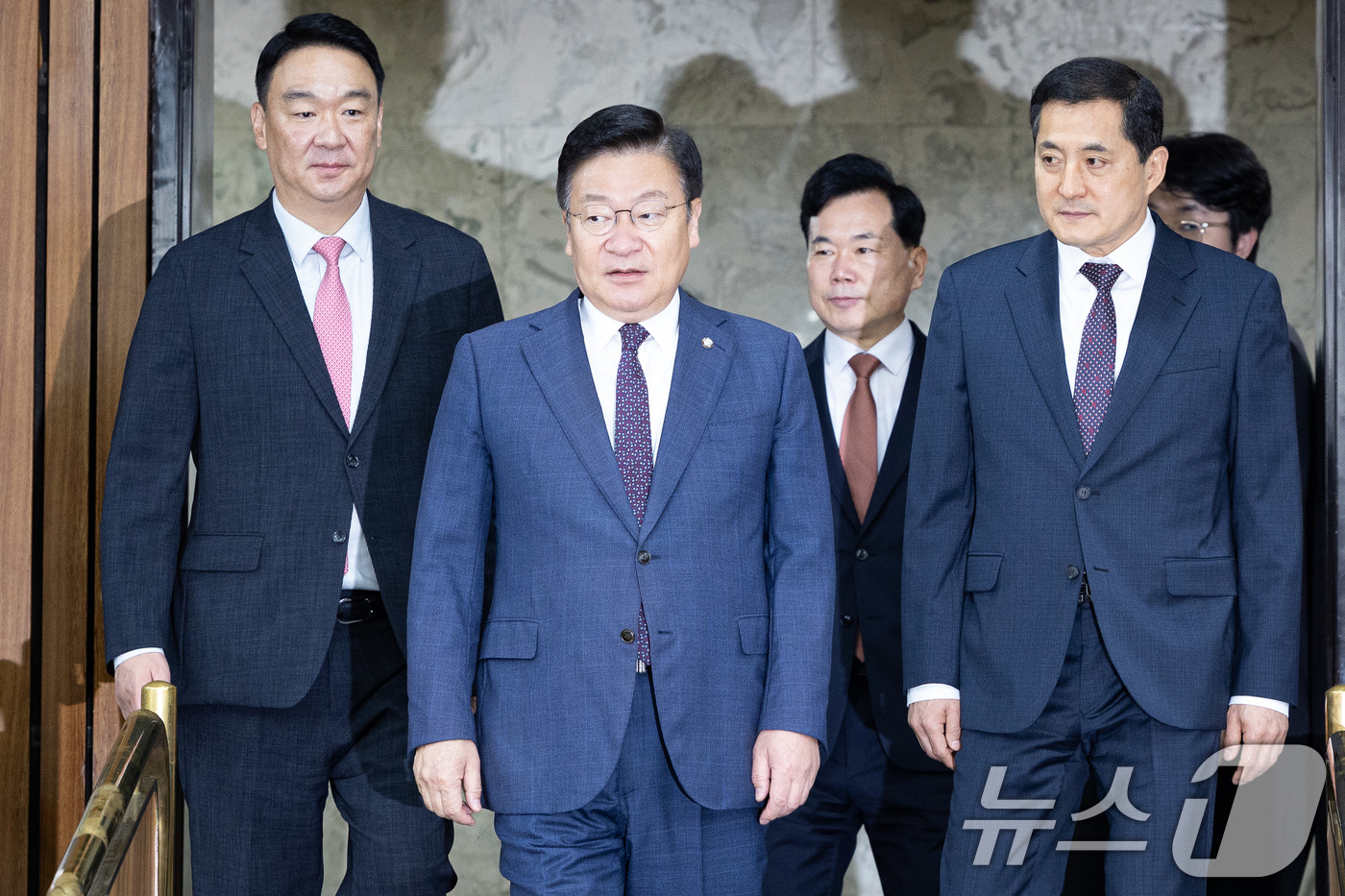 (서울=뉴스1) 유승관 기자 = 정점식 국민의힘 원내대표와 정희용 사무총장을 비롯한 의원들이 23일 서울 여의도 국회에서 열린 국민의힘 6.3 국민참정권 침해 진상규명 및 선거관리 …