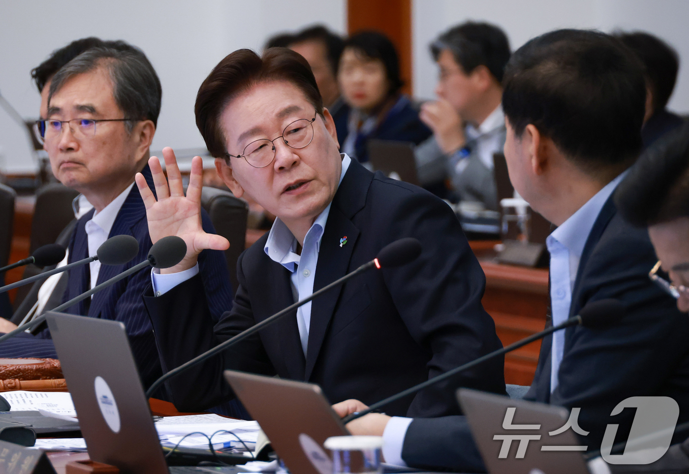 (서울=뉴스1) 허경 기자 = 이재명 대통령이 23일 청와대에서 열린 국무회의 겸 비상경제점검회의에서 구윤철 부총리 겸 재정경제부 장관과 대화하고 있다. (청와대통신사진기자단) 2 …