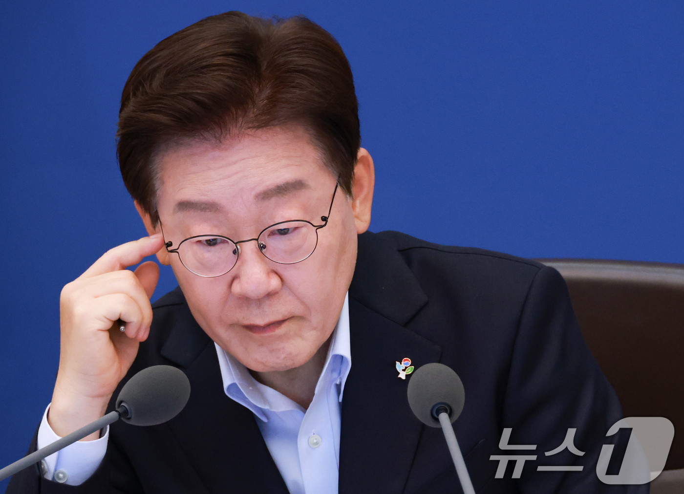 (서울=뉴스1) 허경 기자 = 이재명 대통령이 23일 청와대에서 열린 국무회의 겸 비상경제점검회의에서 중동전쟁 관련 비상국정운영 및 대응현황을 보고 받고 있다. (청와대통신사진기자 …