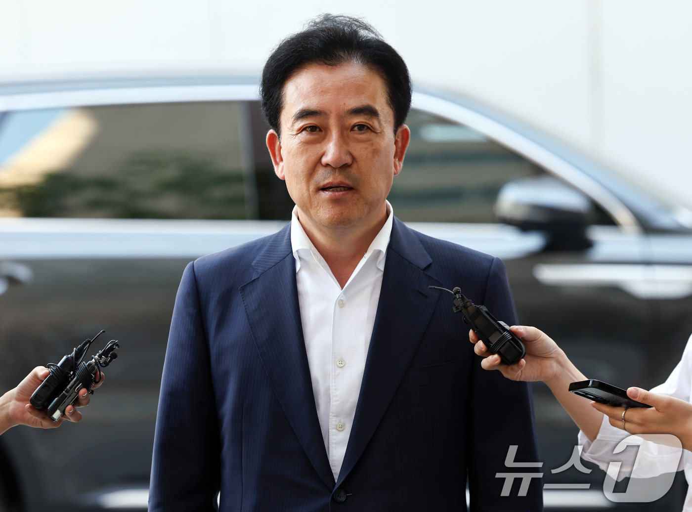 (과천=뉴스1) 최지환 기자 = 통일교 수사 무마 의혹을 받는 윤희근 전 경찰청장이 23일 오전 경기 과천 2차 종합특검 사무실로 출석하며 취재진 질의에 답변하고 있다. 2026. …