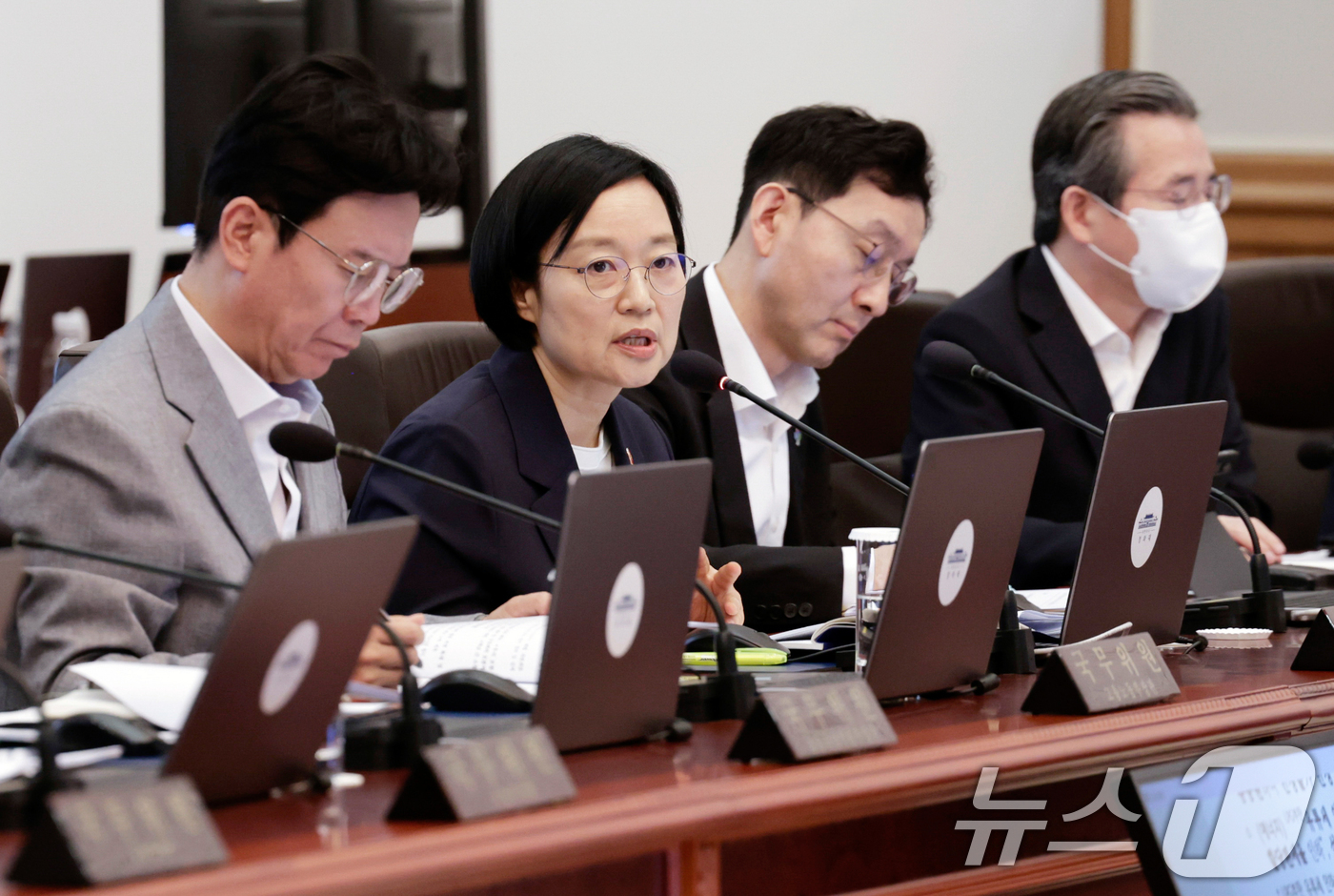 (서울=뉴스1) 허경 기자 = 한성숙 중소벤처기업부 장관(국무총리 후보자)이 23일 청와대에서 열린 국무회의 겸 비상경제점검회의에서 발언하고 있다. (청와대통신사진기자단) 2026 …