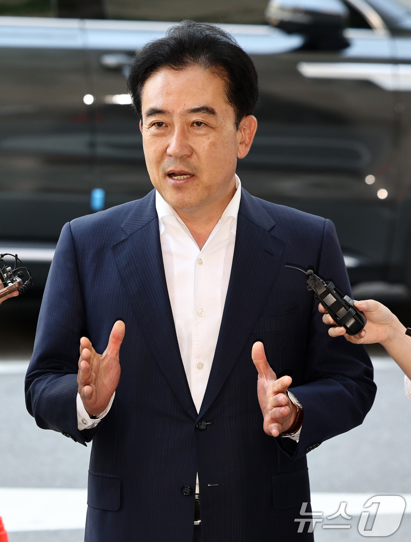(과천=뉴스1) 최지환 기자 = 통일교 수사 무마 의혹을 받는 윤희근 전 경찰청장이 23일 오전 경기 과천 2차 종합특검 사무실로 출석하며 취재진 질의에 답변하고 있다. 2026. …