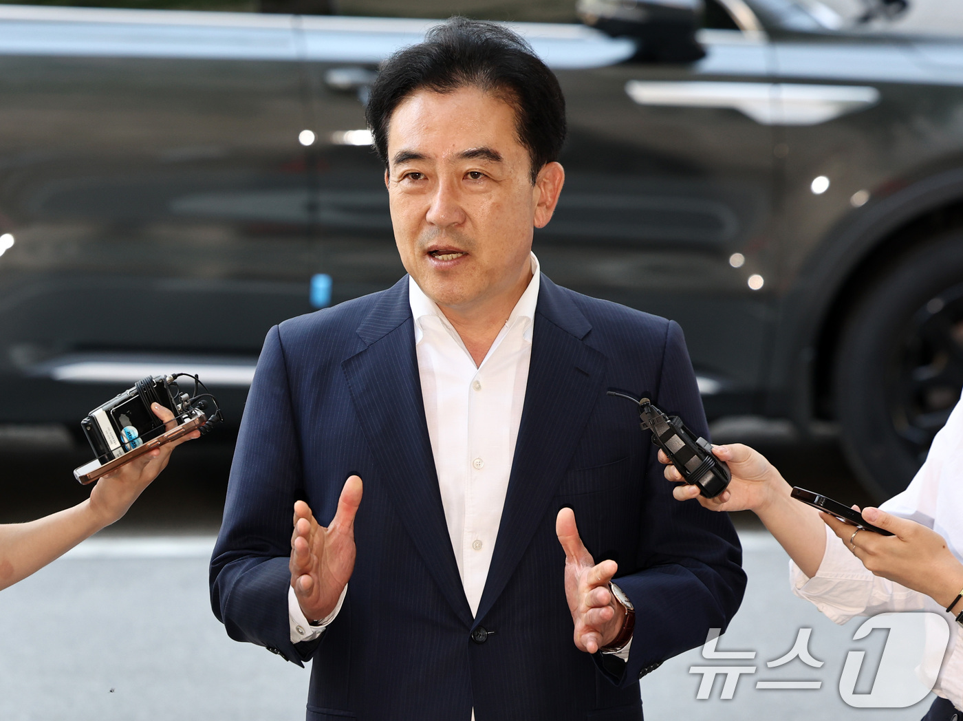(과천=뉴스1) 최지환 기자 = 통일교 수사 무마 의혹을 받는 윤희근 전 경찰청장이 23일 오전 경기 과천 2차 종합특검 사무실로 출석하며 취재진 질의에 답변하고 있다. 2026. …