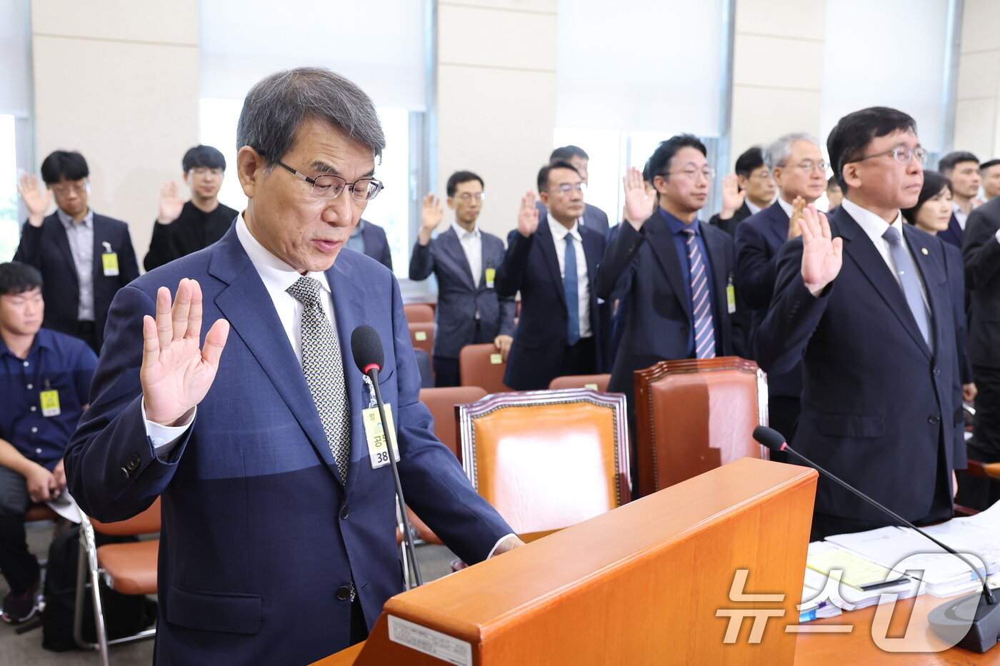 본문 이미지 - 노태악 전 중앙선거관리위원장이 23일 오전 서울 여의도 국회에서 열린 제9회전국동시지방선거투표용지부족 사태 등 국민참정권침해진상규명 및 선거관리개혁을 위한 국정조사 특별위원회에 출석해 선서를 하고 있다. 2026.6.23 ⓒ 뉴스1 신웅수 기자