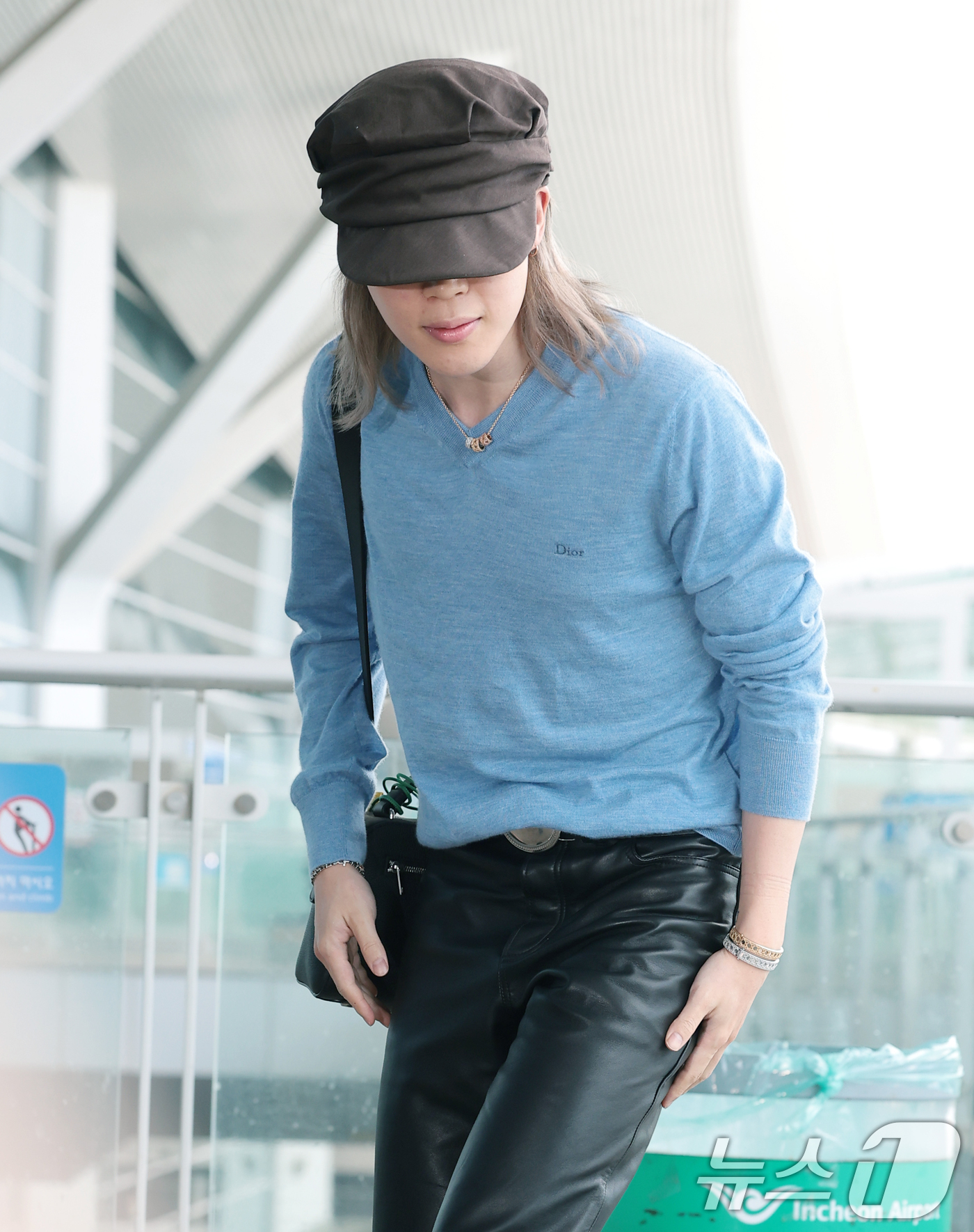 (인천공항=뉴스1) 권현진 기자 = 방탄소년단(BTS) 지민(JIMIN)이 해외 일정을 위해 23일 인천국제공항을 통해 프랑스 파리로 출국하기 전 인사를 하고 있다. 2026.6. …