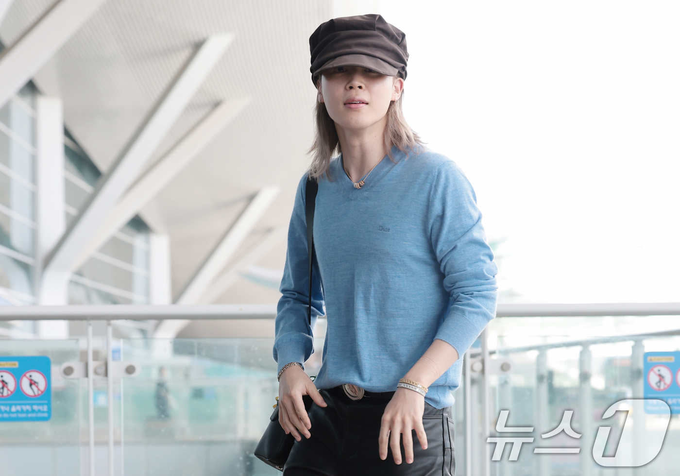 (인천공항=뉴스1) 권현진 기자 = 방탄소년단(BTS) 지민(JIMIN)이 해외 일정을 위해 23일 인천국제공항을 통해 프랑스 파리로 출국하고 있다. 2026.6.23/뉴스1