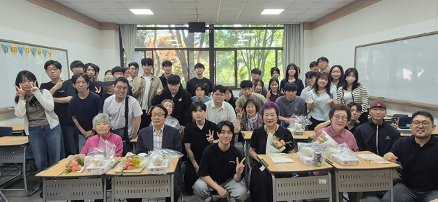 "개인의 삶도 역사"…아주대 학생들, 어르신 자서전 11권 제작