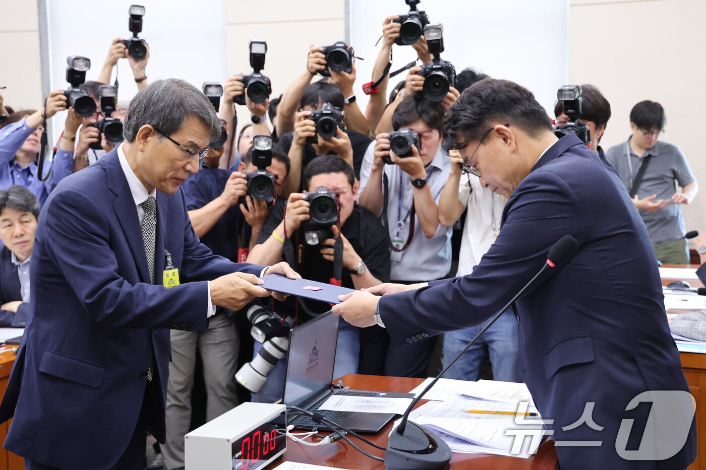 본문 이미지 - 노태악 전 중앙선거관리위원장이 23일 오전 서울 여의도 국회에서 열린 제9회전국동시지방선거투표용지부족 사태 등 국민참정권침해진상규명 및 선거관리개혁을 위한 국정조사 특별위원회에서 증인 선서문을 윤상현 위원장에게 제출하고 있다. 2026.6.23 ⓒ 뉴스1 신웅수 기자
