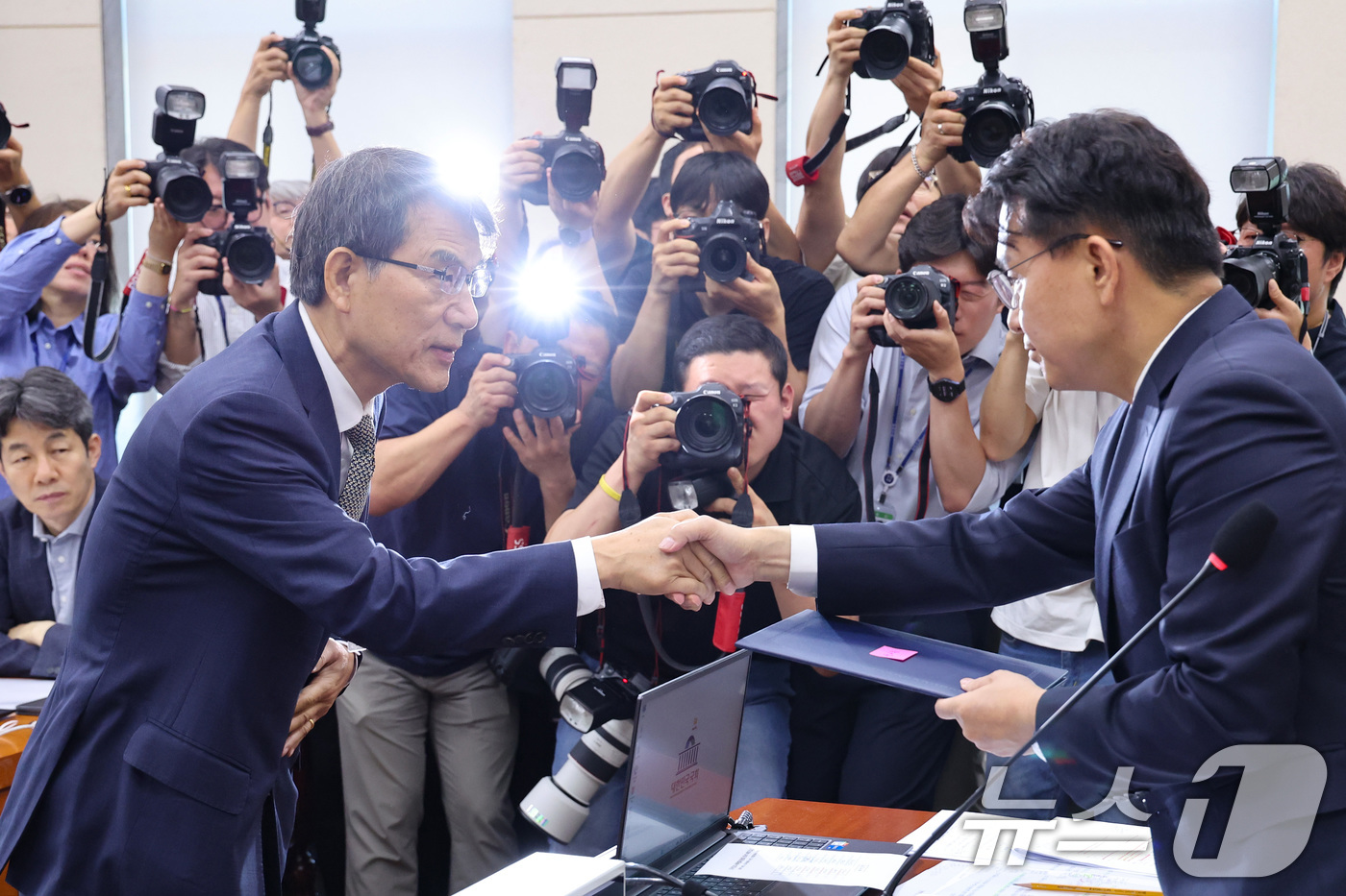 (서울=뉴스1) 신웅수 기자 = 노태악 전 중앙선거관리위원장이 23일 오전 서울 여의도 국회에서 열린 제9회전국동시지방선거투표용지부족 사태 등 국민참정권침해진상규명 및 선거관리개혁 …