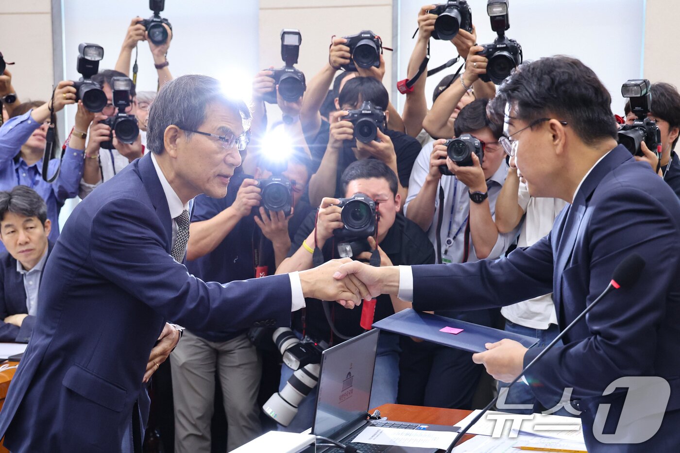 본문 이미지 - 노태악 전 중앙선거관리위원장이 23일 오전 서울 여의도 국회에서 열린 제9회전국동시지방선거투표용지부족 사태 등 국민참정권침해진상규명 및 선거관리개혁을 위한 국정조사 특별위원회에서 증인 선서문을 윤상현 위원장에게 제출하고 있다. 2026.6.23 ⓒ 뉴스1 신웅수 기자
