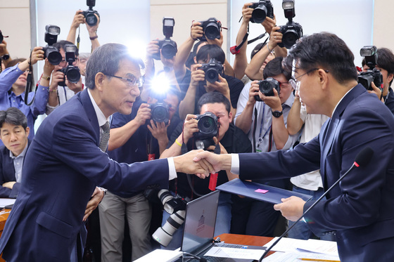 여야, 선관위 인사들 국조 불참에 "집단항명" 질타…노태악·위철환 사과(종합)