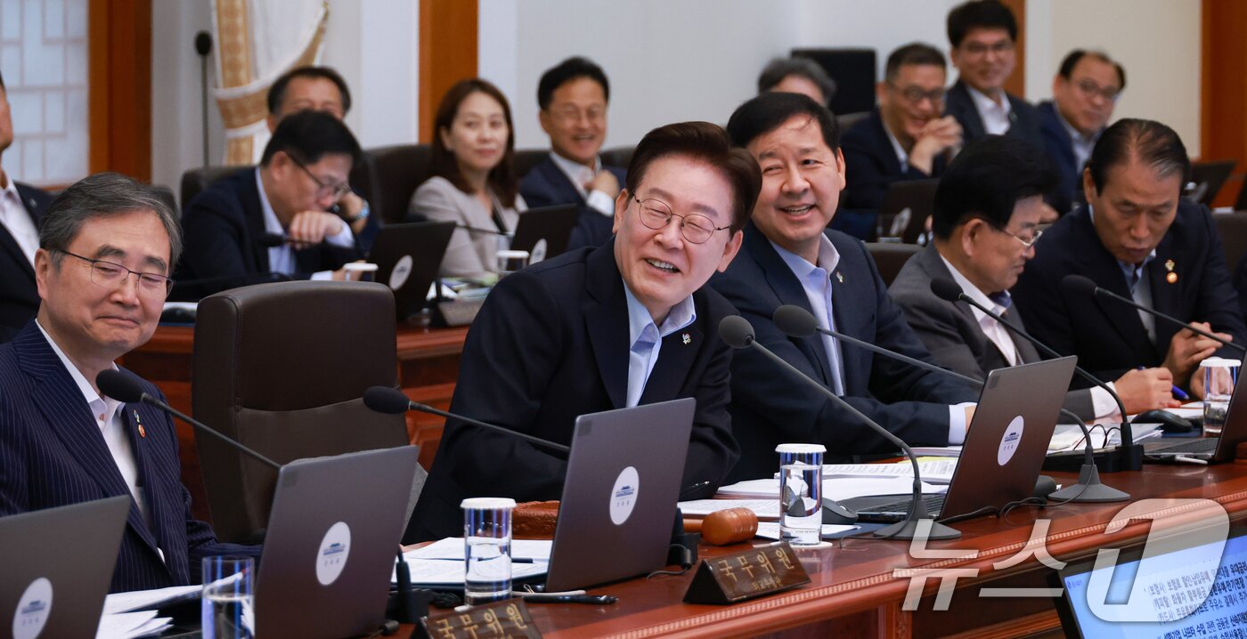 본문 이미지 - 이재명 대통령이 23일 청와대에서 열린 국무회의 겸 비상경제점검회의에서 발언하고 있다. (청와대통신사진기자단) 2026.6.23 ⓒ 뉴스1 허경 기자