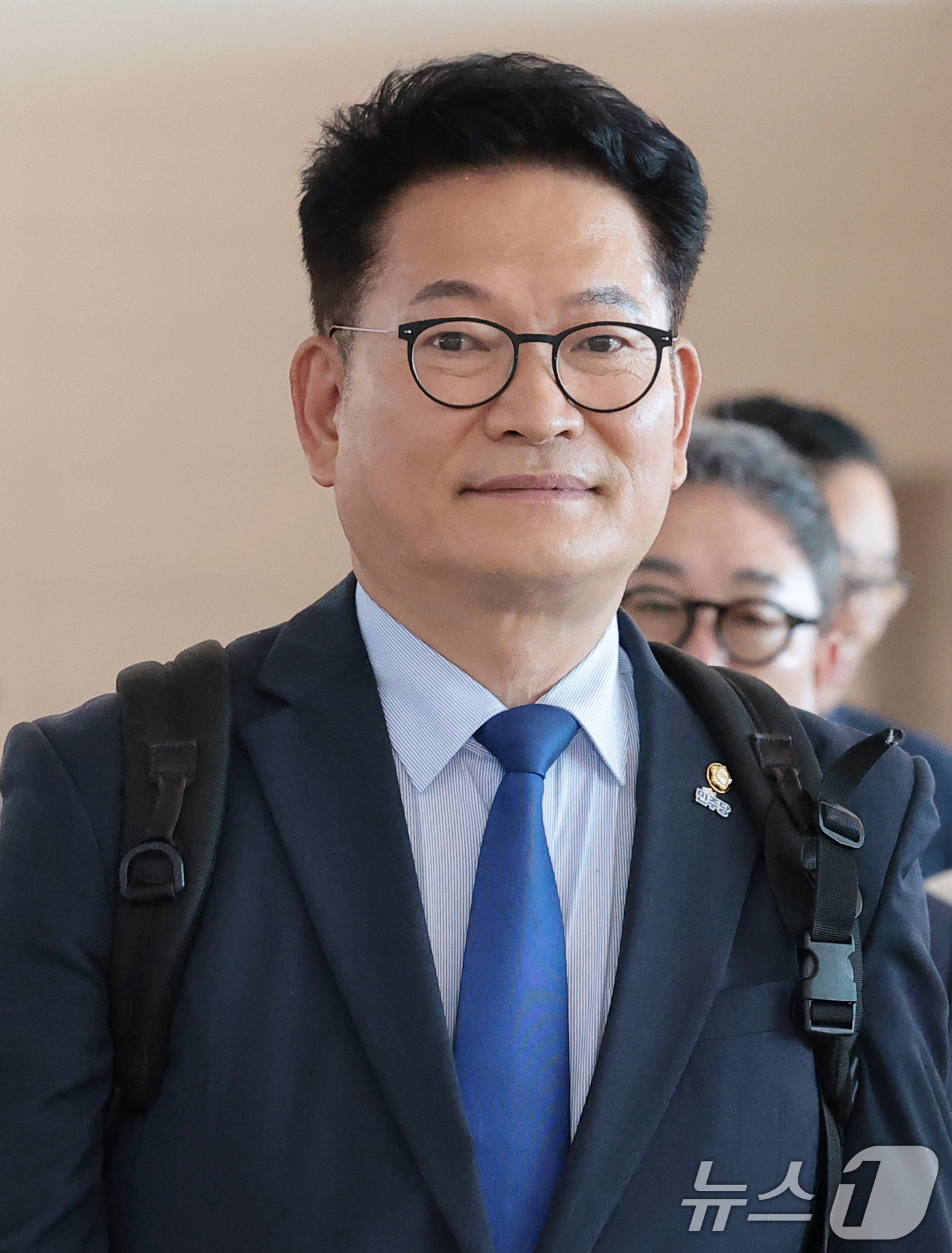 (인천공항=뉴스1) 권현진 기자 = 송영길 더불어민주당 의원이 국회의장 특사자격으로 23일 오전 인천공항을 통해 미국으로 출국하고 있다. 2026.6.23/뉴스1