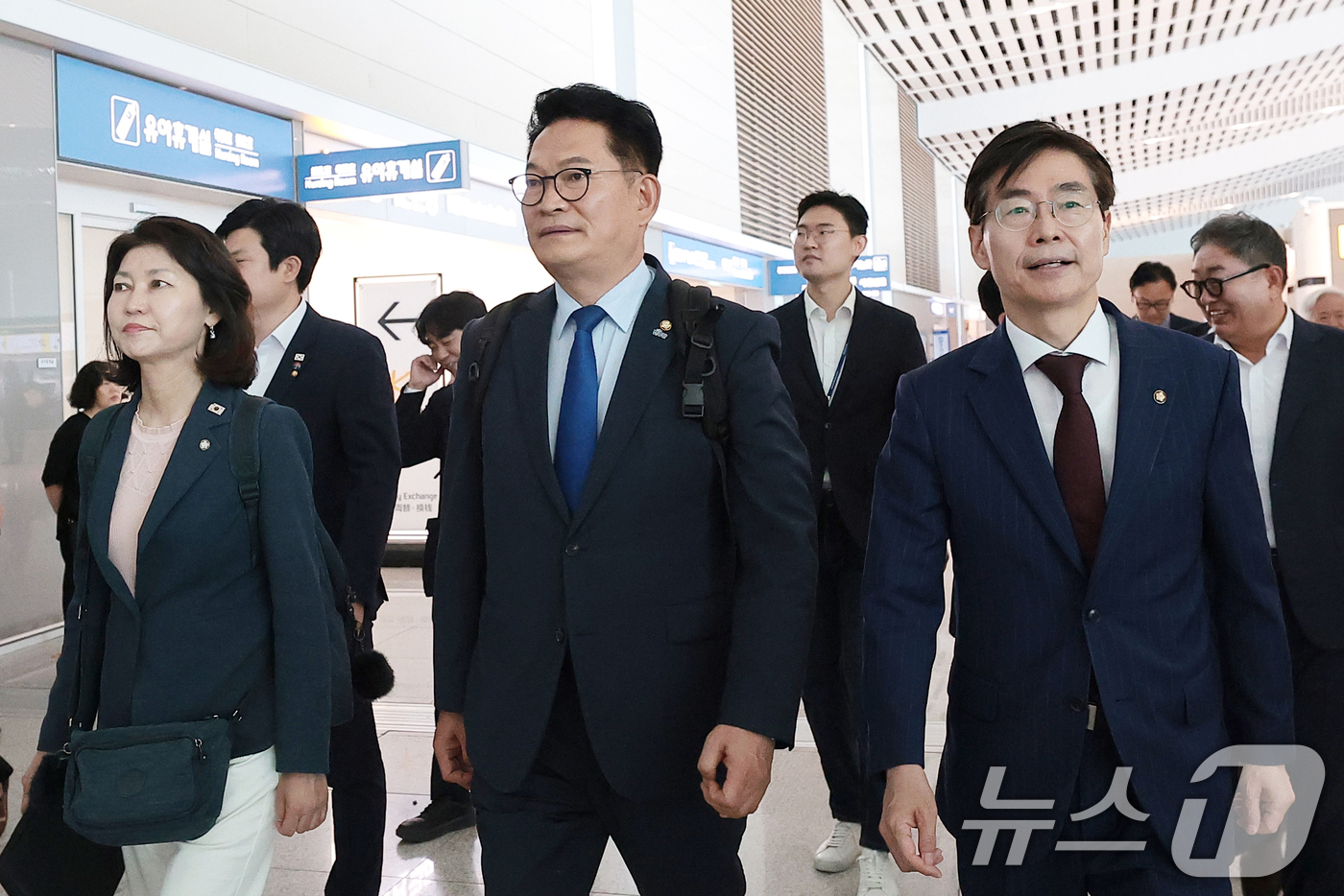 (인천공항=뉴스1) 권현진 기자 = 송영길 더불어민주당 의원이 국회의장 특사자격으로 23일 오전 인천공항을 통해 미국으로 출국하고 있다. 2026.6.23/뉴스1