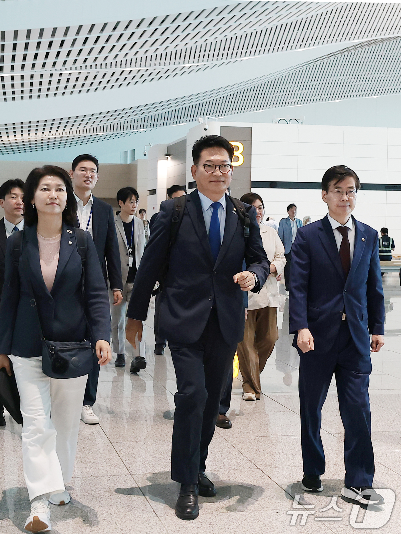 (인천공항=뉴스1) 권현진 기자 = 송영길 더불어민주당 의원이 국회의장 특사자격으로 23일 오전 인천공항을 통해 미국으로 출국하고 있다. 2026.6.23/뉴스1