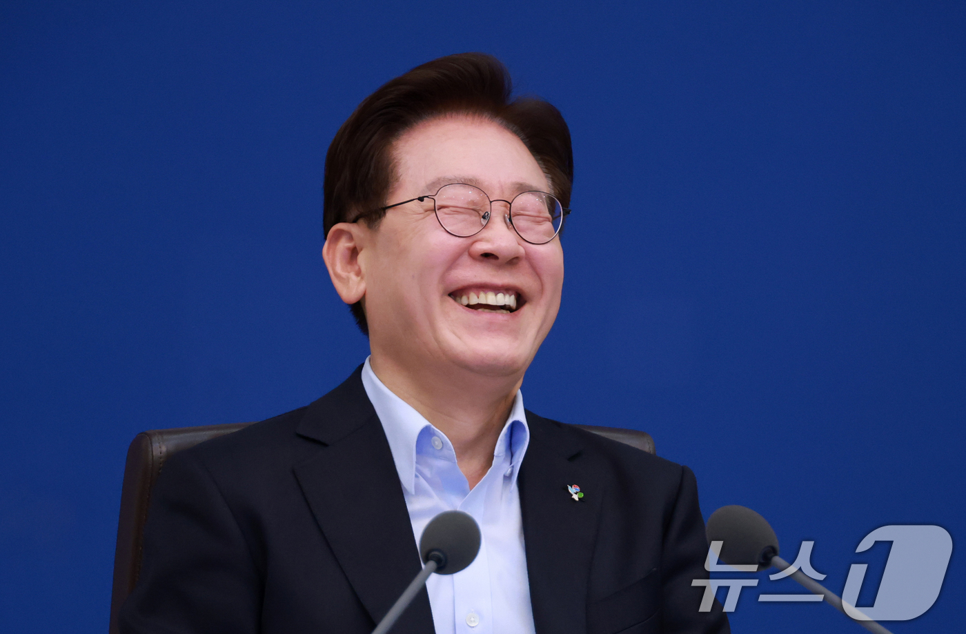 (서울=뉴스1) 허경 기자 = 이재명 대통령이 23일 청와대에서 열린 국무회의 겸 비상경제점검회의에서 미소 짓고 있다. (청와대통신사진기자단) 2026.6.23/뉴스1