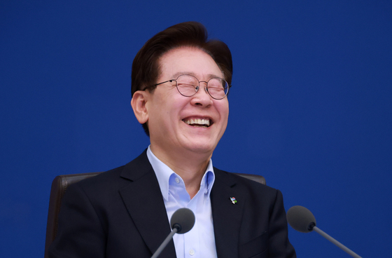 '노타이 국무회의' 李대통령…"제가 없어서 더 시원했죠?"