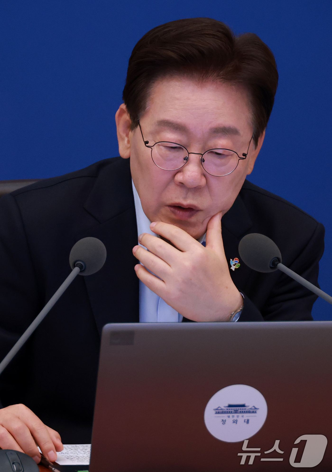 (서울=뉴스1) 허경 기자 = 이재명 대통령이 23일 청와대에서 열린 국무회의 겸 비상경제점검회의에서 자료를 보고 있다. (청와대통신사진기자단) 2026.6.23/뉴스1