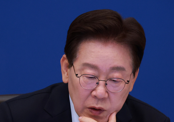 자료 보는 이재명 대통령