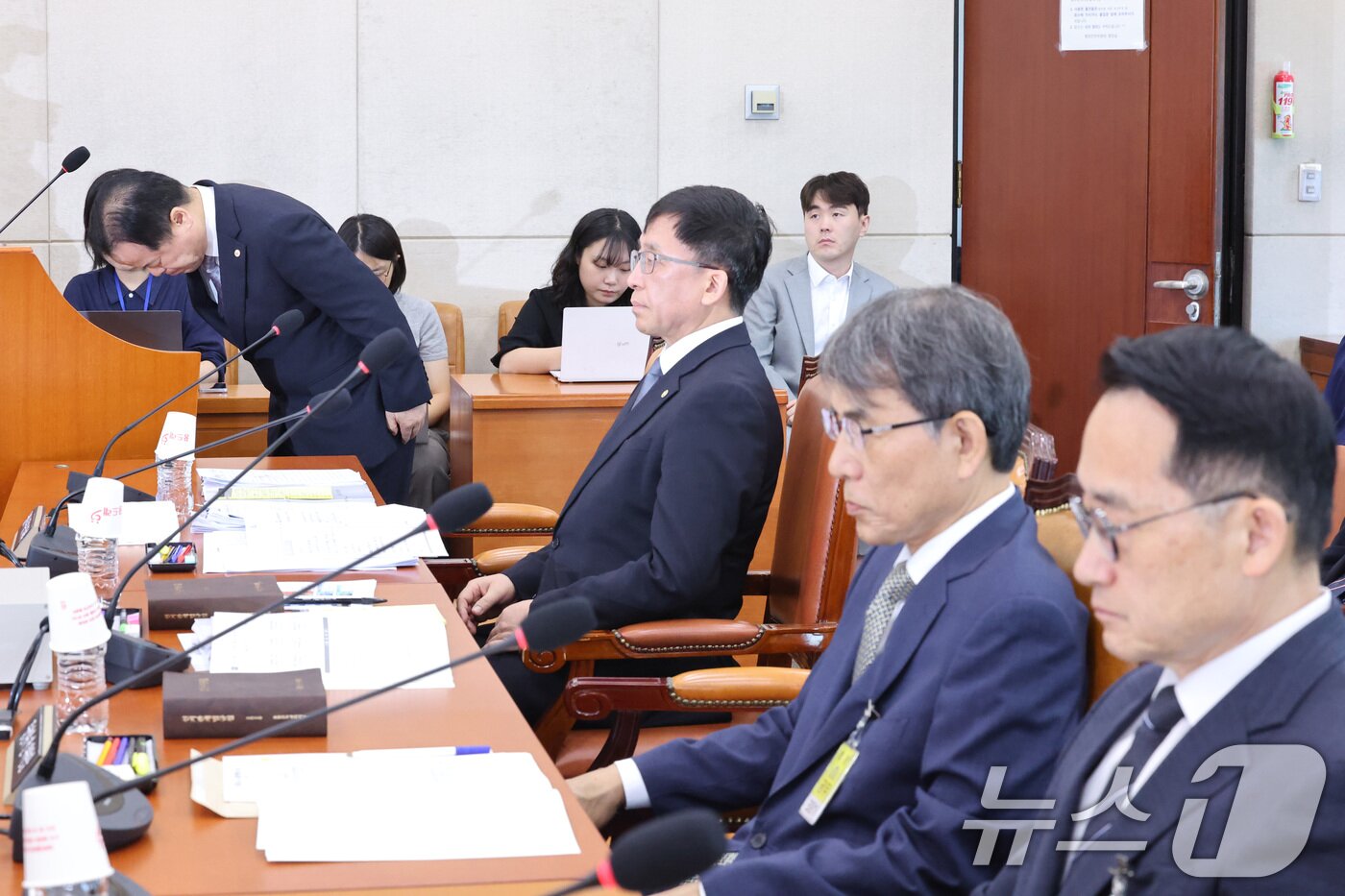 본문 이미지 - 위철환 선관위원장 직무대행이 23일 오전 서울 여의도 국회에서 열린 제9회전국동시지방선거투표용지부족 사태 등 국민참정권침해진상규명 및 선거관리개혁을 위한 국정조사 특별위원회에서 인사하고 있다. 2026.6.23 ⓒ 뉴스1 신웅수 기자