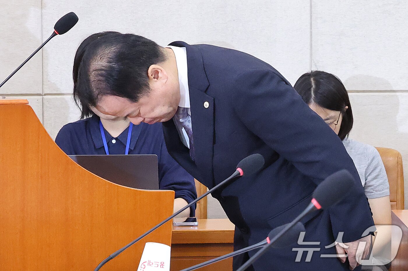 본문 이미지 - 위철환 중앙선관위원장 직무대행이 23일 오전 서울 여의도 국회에서 열린 제9회전국동시지방선거투표용지부족 사태 등 국민참정권침해진상규명 및 선거관리개혁을 위한 국정조사 특별위원회에서 인사하고 있다. 2026.6.23 ⓒ 뉴스1 신웅수 기자